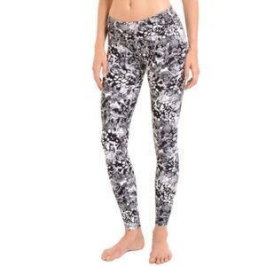Danskin Supplex Women’s Size Medium (8-10) Stretchy, Cropped Athletic Leggings